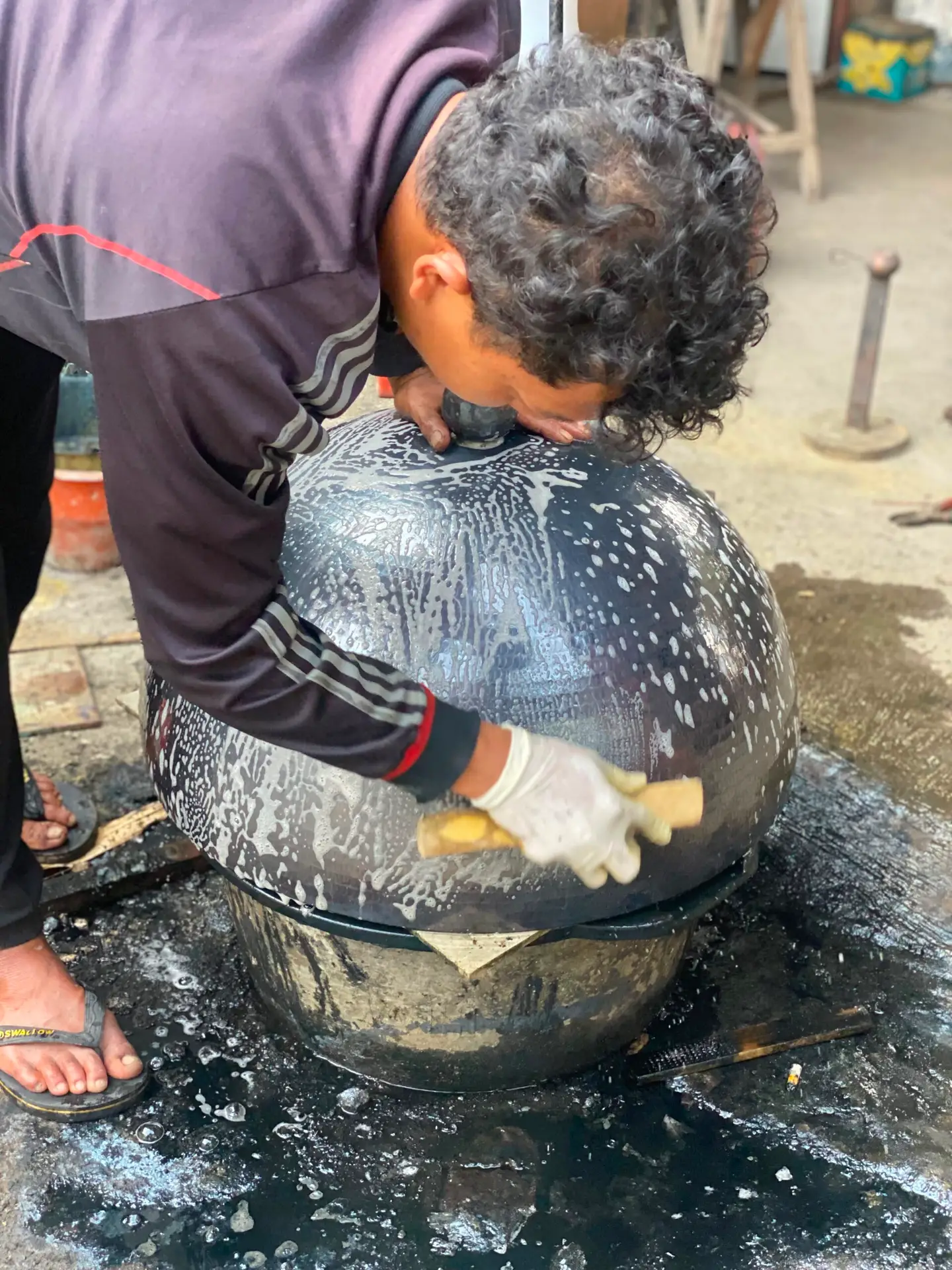 Proses Pembuatan Kerajinan Logam Tembaga dan Kuningan di Tumang
